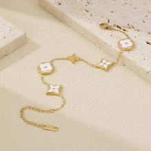 Load image into Gallery viewer, Pearl White Clover bracelet