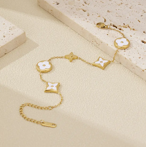 Pearl White Clover bracelet