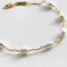 Load image into Gallery viewer, Pearl adjustable bracelet Bloome