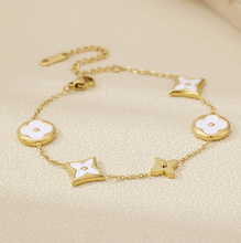 Load image into Gallery viewer, Pearl White Clover bracelet