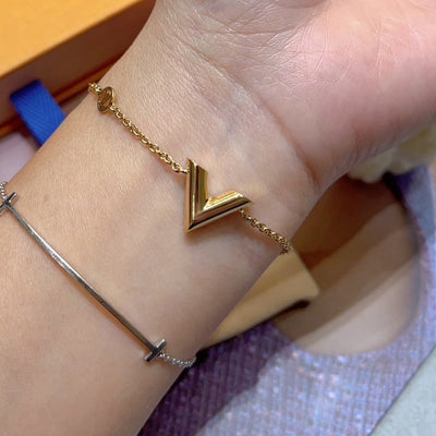 Golden V Charm Bracelet – Minimalist 18K Gold-Plated Chain Bloome