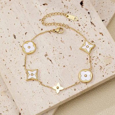 Pearl White Clover bracelet Bloome