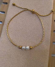 Load image into Gallery viewer, Pearl adjustable bracelet Bloome