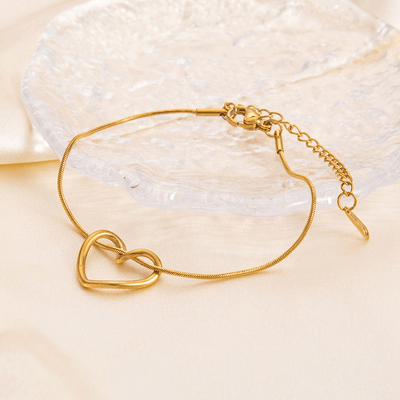 Elegant Luna Heart Bracelet in gold with heart charm
