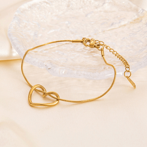 Elegant Luna Heart Bracelet in gold with heart charm