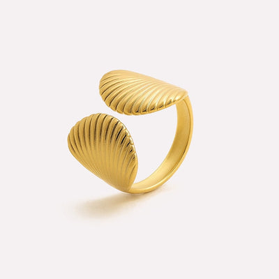 Gold sea shell-shaped ring
